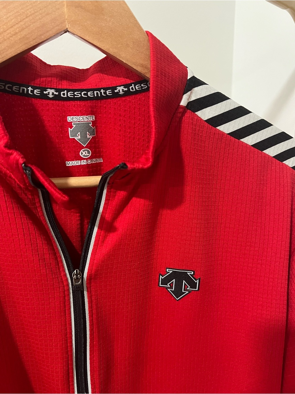 Descente Red Men’s Performance Zip Jacket - Picture 3 of 3